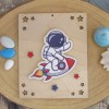 Ξύλινο 3D προσκλητήριο βάπτισης καδράκι 2 όψεων με θέμα "Αστροναύτης" 