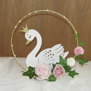 Μεταλλικός κύκλος με βάση , led φωτισμό και ξύλινη φιγούρα κύκνος