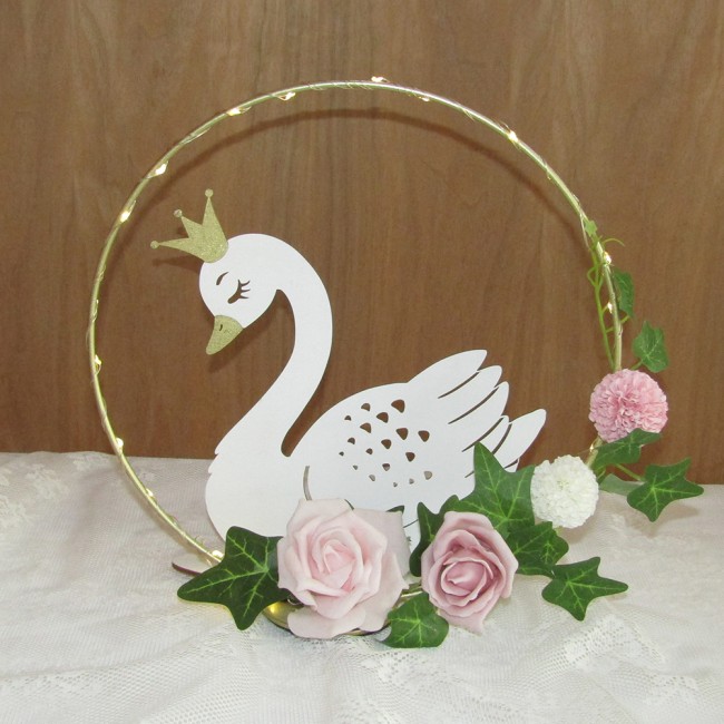 Μεταλλικός κύκλος με βάση , led φωτισμό και ξύλινη φιγούρα κύκνος