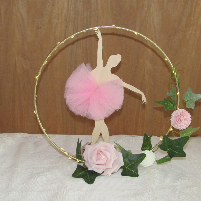 Μεταλλικός κύκλος με βάση , led φωτισμό και ξύλινη φιγούρα μπαλαρίνα 