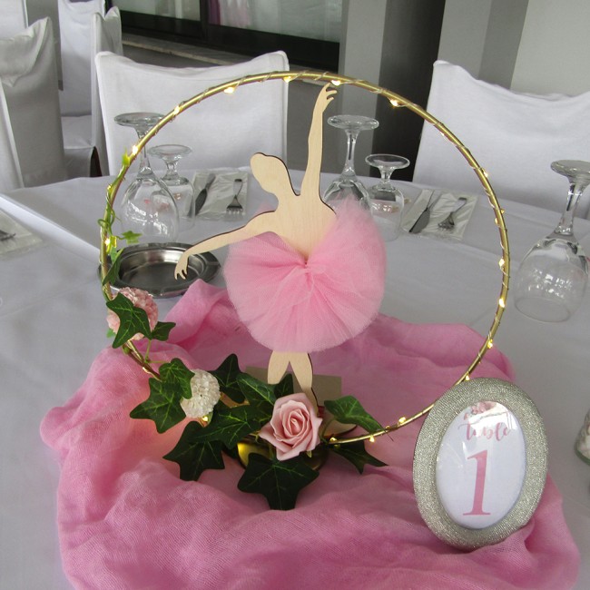 Μεταλλικός κύκλος με βάση , led φωτισμό και ξύλινη φιγούρα μπαλαρίνα 