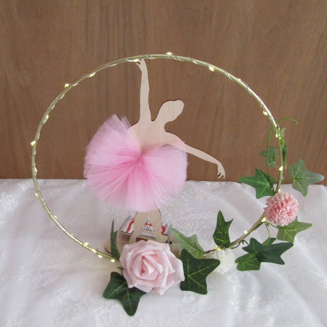 Μεταλλικός κύκλος με βάση , led φωτισμό και ξύλινη φιγούρα μπαλαρίνα 