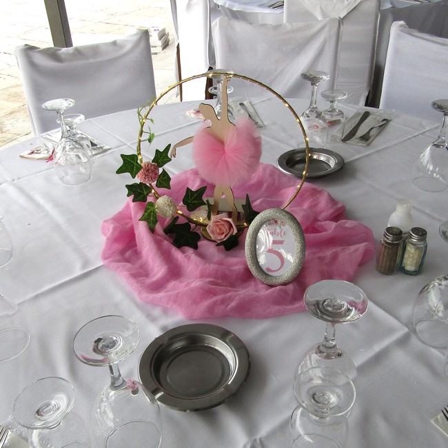 Μεταλλικός κύκλος με βάση , led φωτισμό και ξύλινη φιγούρα μπαλαρίνα 