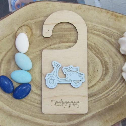 Μπομπονιέρα βάπτισης ξύλινη κρεμάστρα πόρτας με θέμα Βέσπα