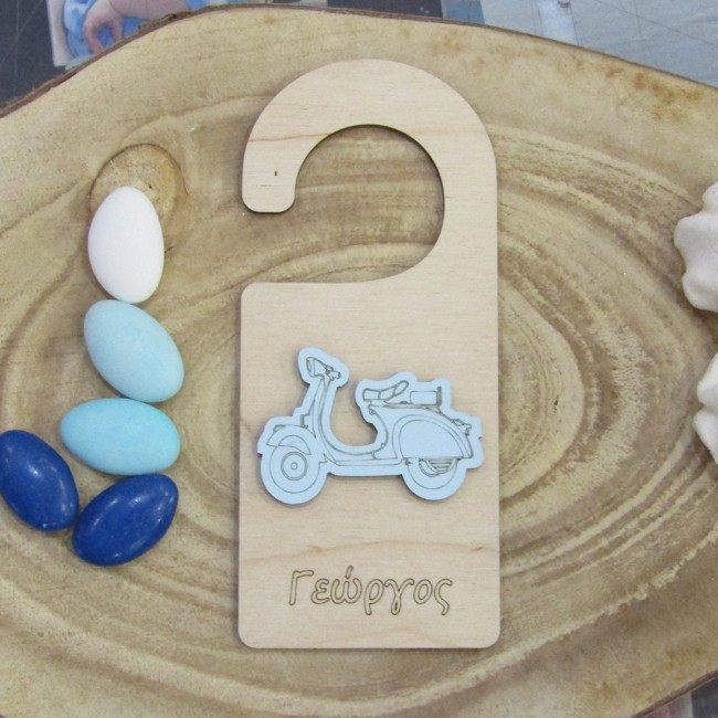 Μπομπονιέρα βάπτισης ξύλινη κρεμάστρα πόρτας με θέμα Βέσπα